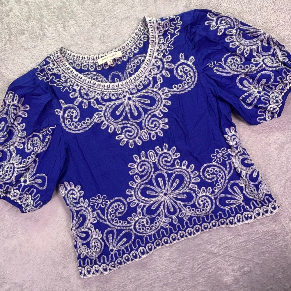 Solitaire Women Top Sz M Blue White Embroidered Puff Sleeve Boho 22-1047